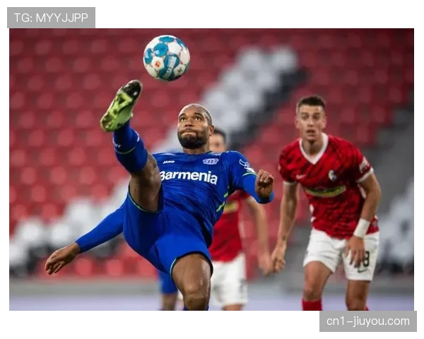 勒沃库森4-3-3阵型边路宽度利用，希克伪九号角色创造进攻纵深